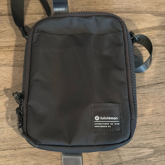 Lululemon Easy Access Crossbody Bag 1.5L - Picture 2 of 3